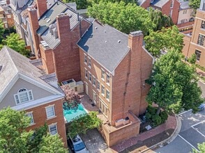 Building Photo - 100 Duke St