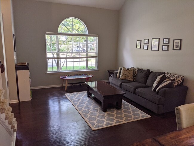 Foto del edificio - 3 bed 2.5 bath, Walk to Blakeney