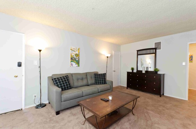 Building Photo - Furnished 2 and 3 Bedroom Apartments Short...