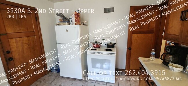 Building Photo - Two bedroom upper duplex in great Milwauke...