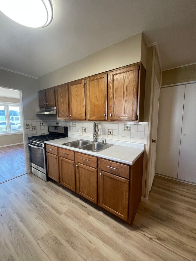 Building Photo - 3 Bedroom Single Family Home