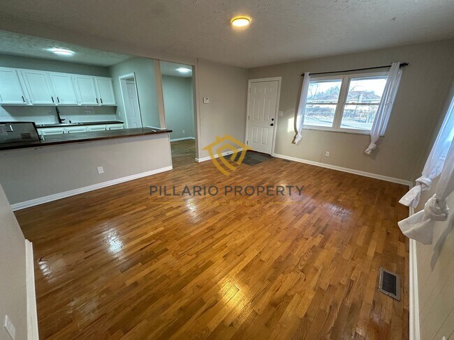 Foto del edificio - Spacious 4 Bedroom Home Featuring Open Layout & Hardwood Floors Available NOW!