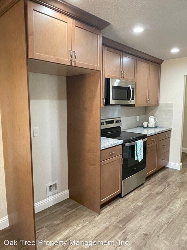 Building Photo - 3 br, 2 bath House - 298 W. Magill Avenue