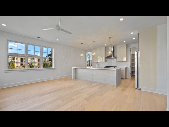 Foto del edificio - NEW CONSTRUCTION 4 bedroom home in Downtow...