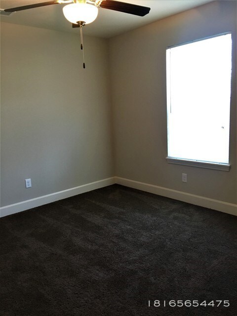 Building Photo - Northland 3 Bed 2 Bath Duplex move in ready!