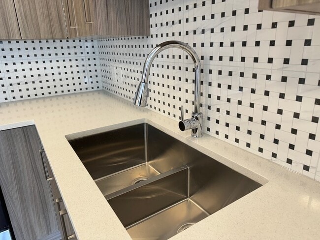 Building Photo - 320 Mills Rd