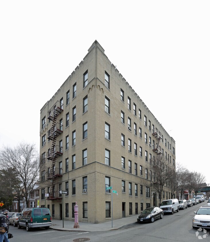 Building Photo - 685 E 228th St