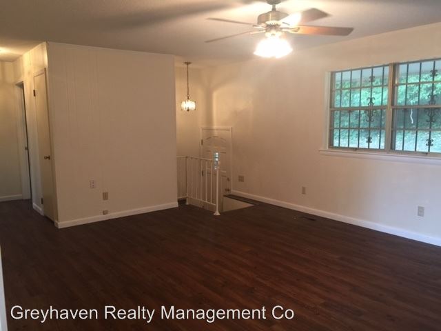Building Photo - 311 E View Dr