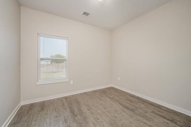 Building Photo - $1000.00 MOVES YOU IN!!!!! (DOES NOT INCLU...