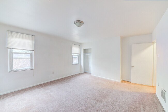 Building Photo - Available NOW  - Spacious 4+ Bedroom, 2 Ba...