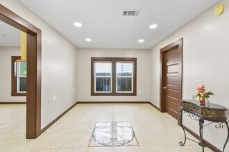 Building Photo - 500 Walnut St