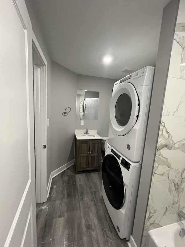 Building Photo - 805 W 5th St