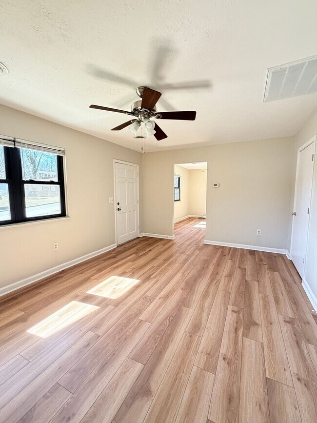 Foto del edificio - 3 Bedroom, 1.5 bathroom, Mount Carmel Subdivision! $1450 per month