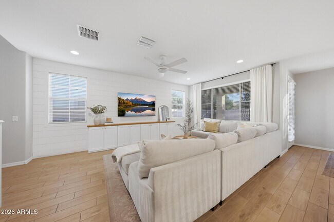 Building Photo - 905 S Canal Dr
