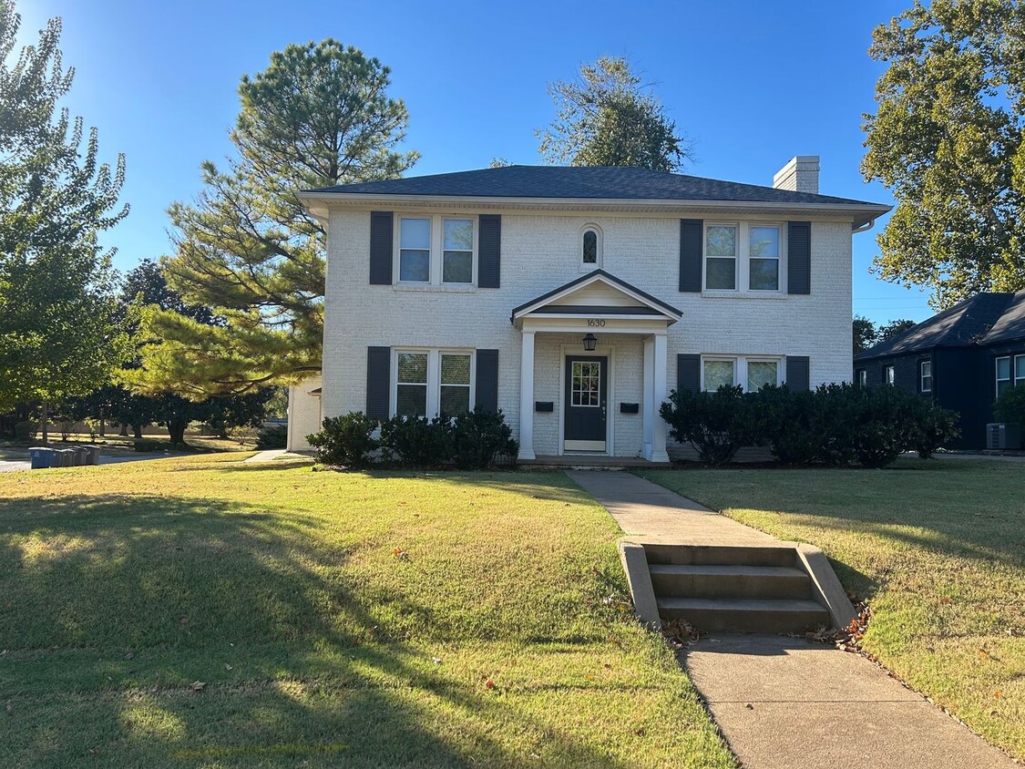 Primary Photo - Lower level of two story duplex in wonderf...