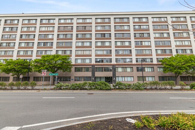Foto del edificio - 169 Monsignor Obrien Hwy