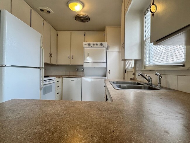 Foto del edificio - Near Franklin Park 2 br 1ba, stacked washer/dryer included.