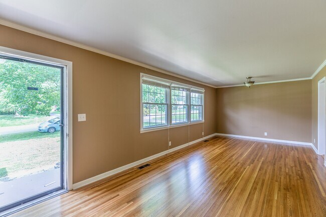 Building Photo - 115 Newport Dr