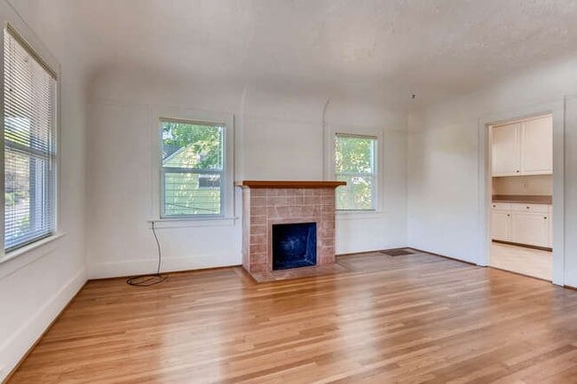 Photo - 5134 SE Hawthorne Blvd Apartment