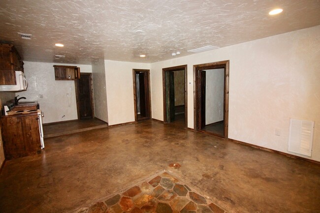 Foto del edificio - FOR LEASE! Unique 2 BR - 1 BA cabin in on ...