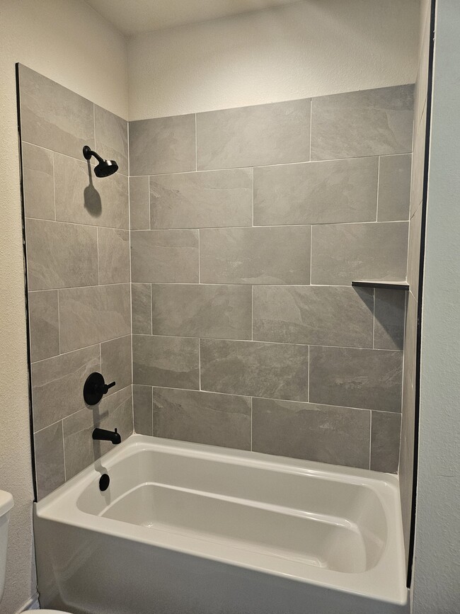 Foto del edificio - 6803 Lakeridge Dr