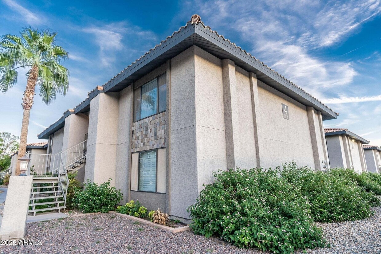 Primary Photo - 1402 E Guadalupe Rd