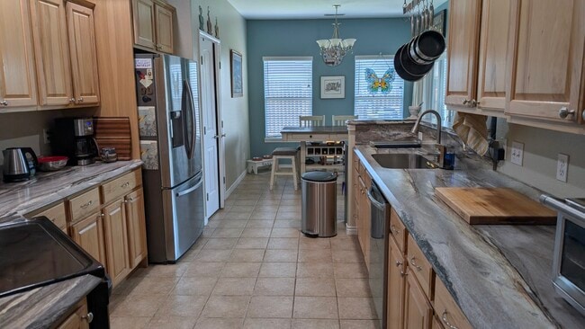 Cocina y comedor. - 494 1/2 Chatfield Cir