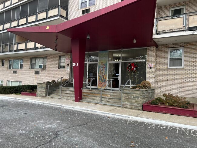 Building Photo - 80 Cartright St