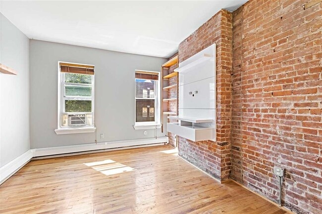 Building Photo - 719 Adams St