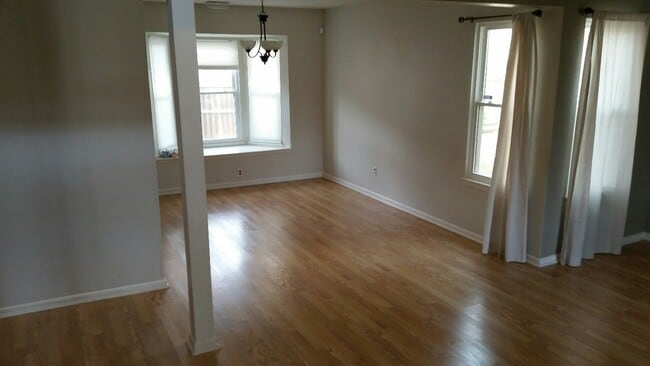 Building Photo - 901 Birchwood Ct