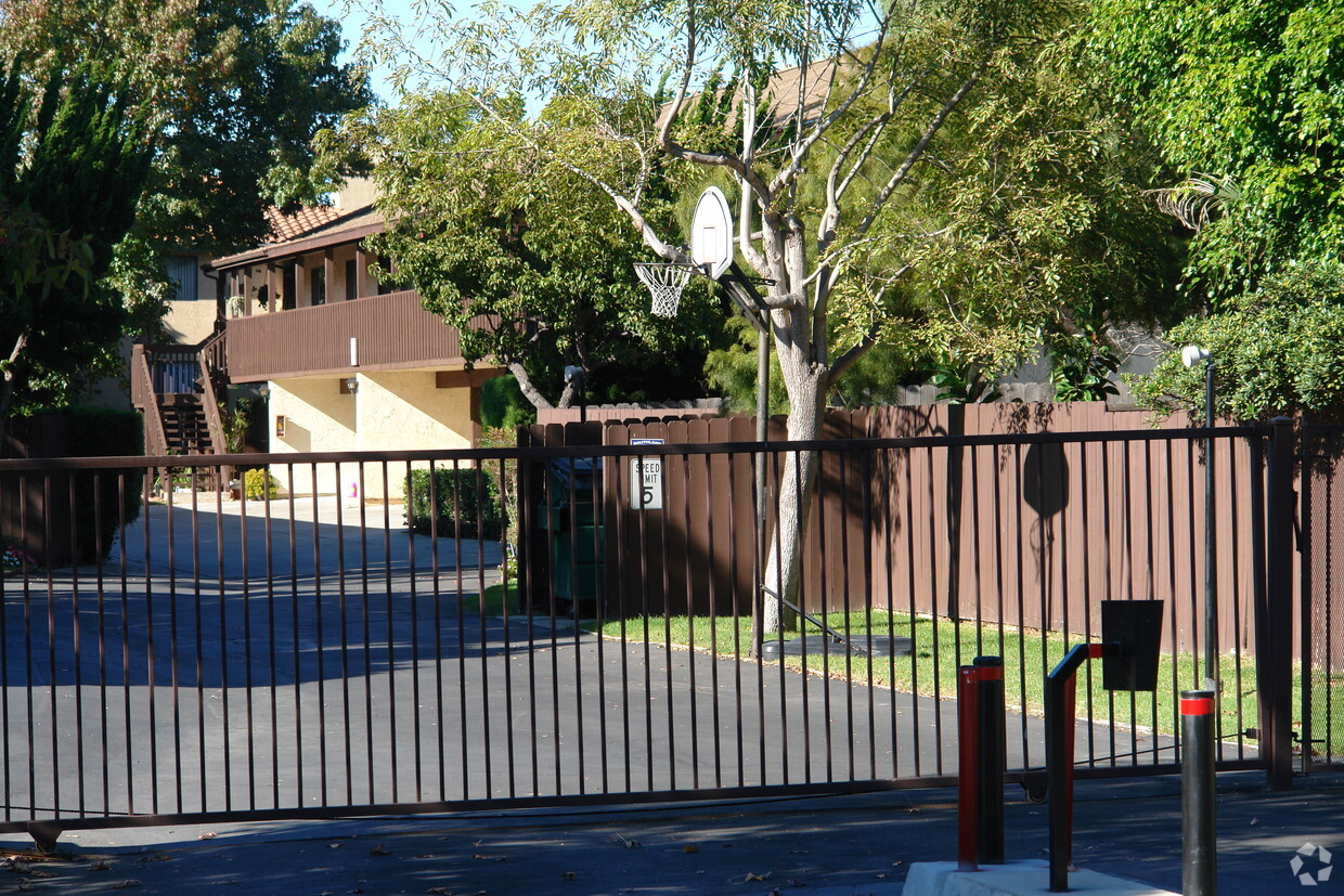 Foto del edificio - 318 Juniper Ave