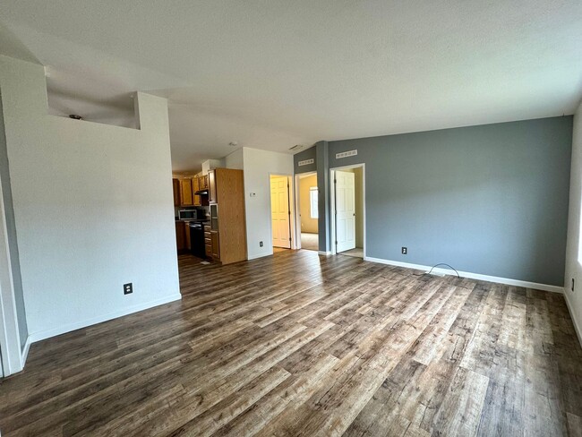 Building Photo - 3 Bed 2 Bath Home on the flats and close t...