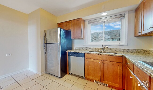Building Photo - 6961 N Oakley Ave