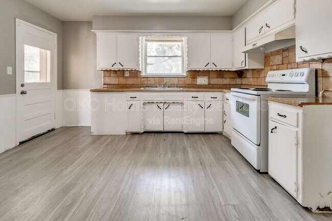 Foto del edificio - 8712 NE 25th St