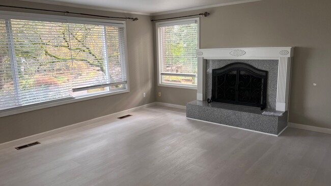 Building Photo - Eastgate Bellevue -3 Bed upper unit with l...