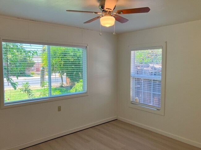 Foto del edificio - 820 Lone Palm Ave