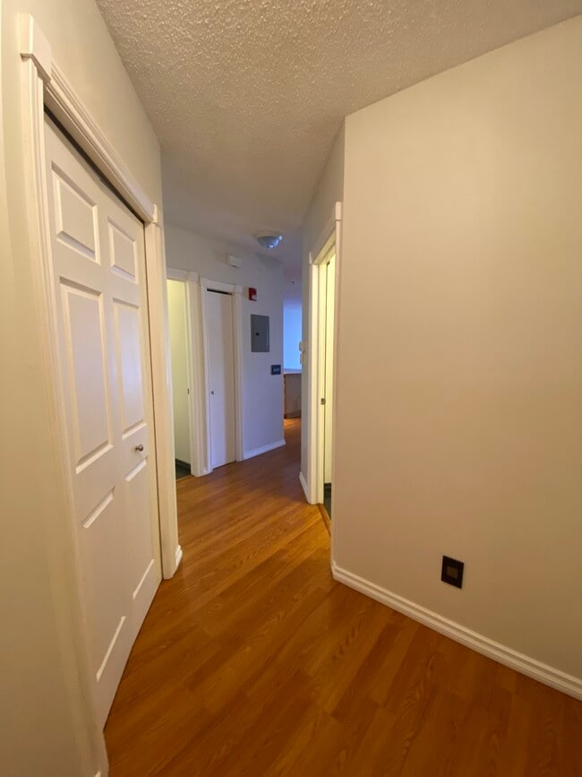 Building Photo - 2-Bedroom Downtown Calgary Rental | Walk to Stampede Station | 1 Month Free