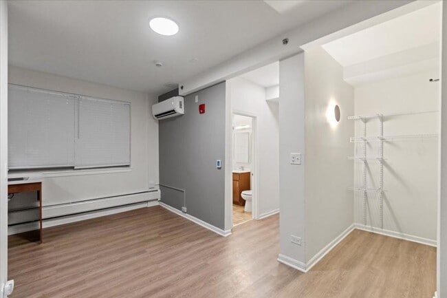 Building Photo - 0 bedroom in Chicago IL 60640