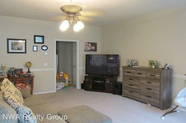 Building Photo - 805 Foxfire Ln