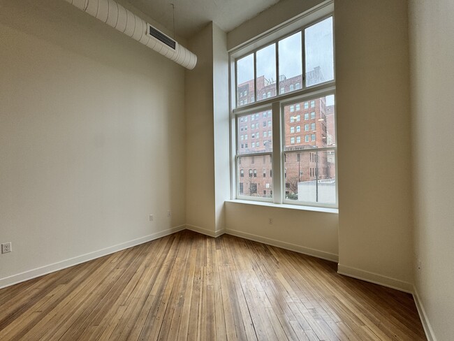 Building Photo - 110 W 9th St