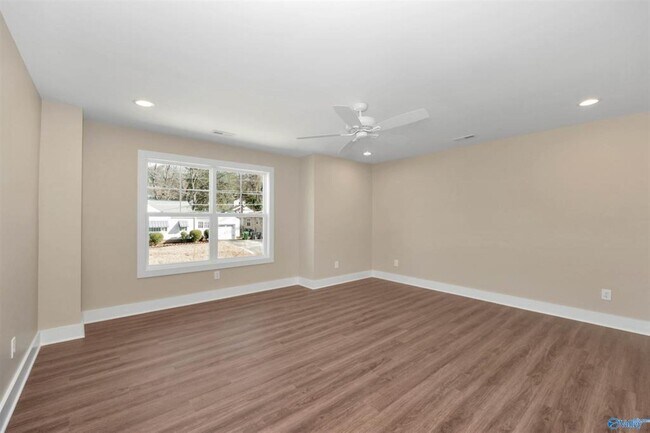 Building Photo - 2700 Woodview Dr SE