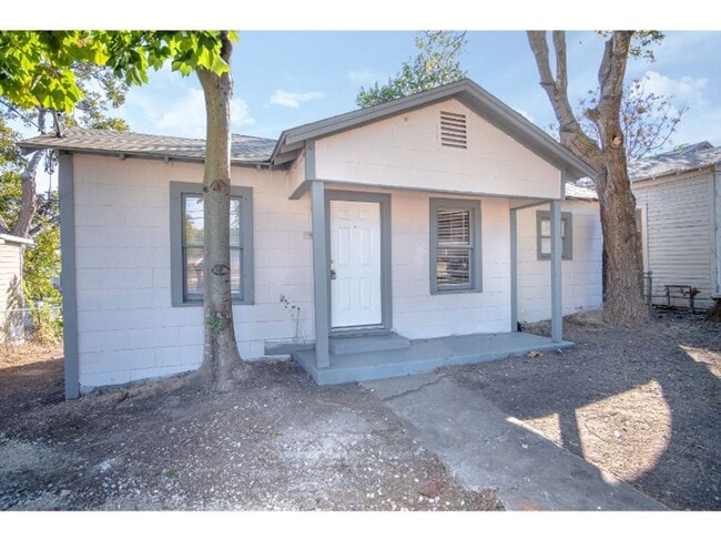 Building Photo - Great Amazing Home So Close to Downtown