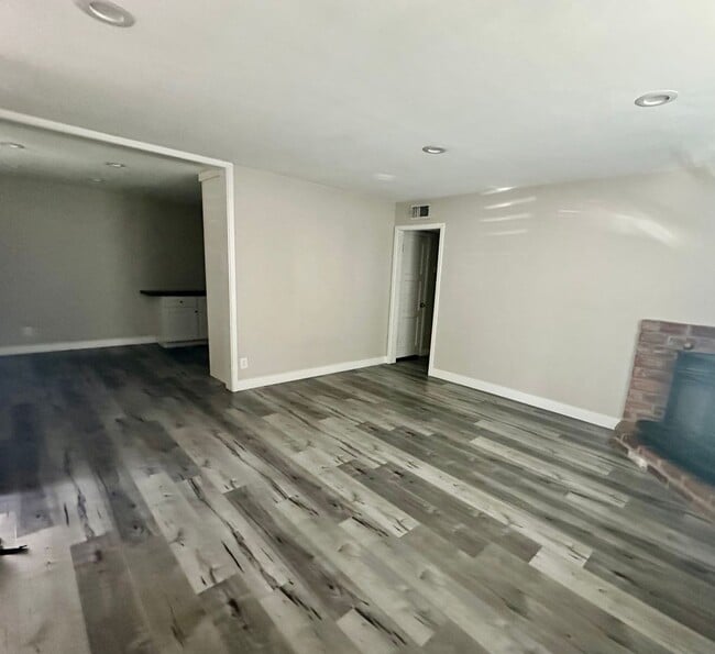 Building Photo - 841 Fairway Dr