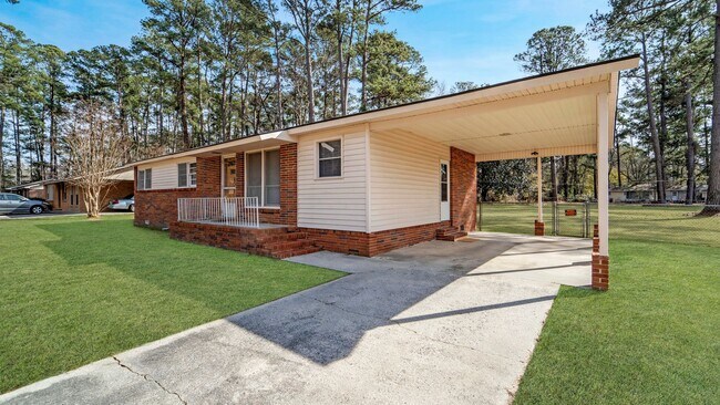 Foto del edificio - Cozy 3-Bedroom Home with Corner Lot in Rincon