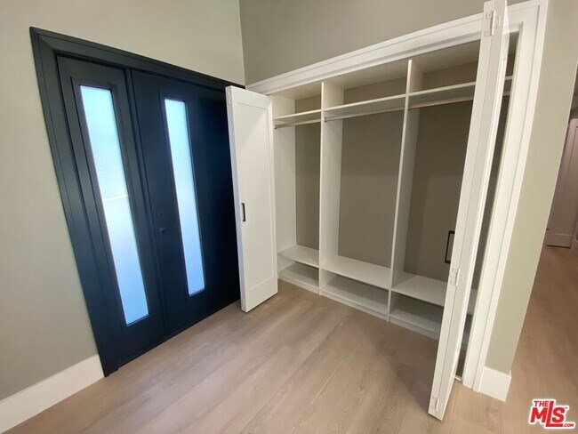 Foto del edificio - 5015 Redwillow Ln
