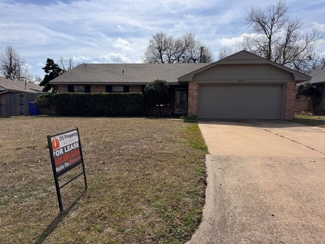 Huge fenced yard, charming 3-bedroom Norman home ready for move in! - Huge fenced yard, charming 3-bedroom Norman home ready for move in!