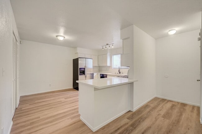 Building Photo - Beautifully remodeled ground-floor, 2 bed ...