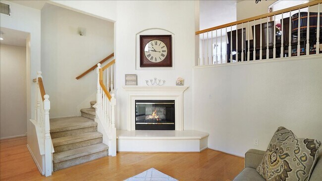 Foto del edificio - Beautiful Tri-Level Valencia Townhome with...