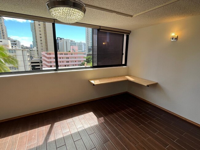 Building Photo - Spacious 1 Bed/1 Bath/1 Parking at La Casa...