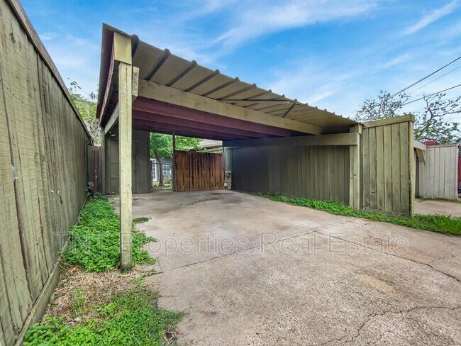 Building Photo - 1338 Airline Dr